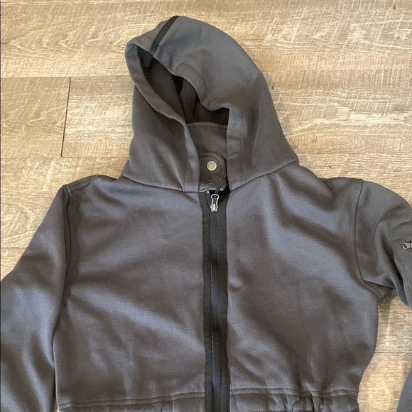 Sporty Black Utility Jacket with Weather-Resistant Fabric - Picture 4 of 14